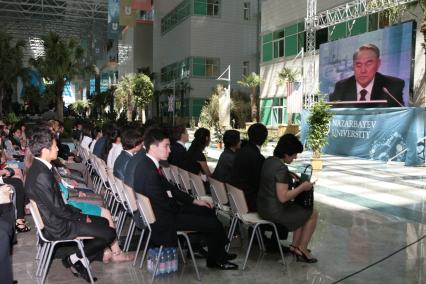 Астана. Студенты во время церемонии открытия первого в Казахстане университета международного уровня `Назарбаев Университет`.