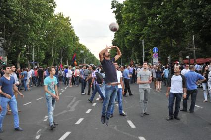 Армения, Ереван. Участники акции протеста против повышения тарифов на электричество играют в волейбол.