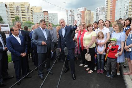 Заместитель мэра Москвы по вопросам жилищно-коммунального хозяйства и благоустройства Петр Бирюков, заместитель мэра Москвы по вопросам градостроительной политики и строительства Марат Хуснуллин и мэр Москвы Сергей Собянин (слева направо) во время открытия новых транспортных и социальных объектов в Новой Москве.