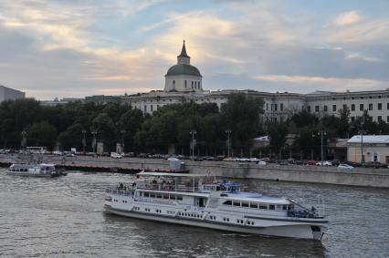 Москва. Воспитательный дом на Москворецкой набережной, 1/15. Заложен в 1764 году.