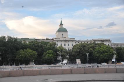 Москва. Воспитательный дом на Москворецкой набережной, 1/15. Заложен в 1764 году.