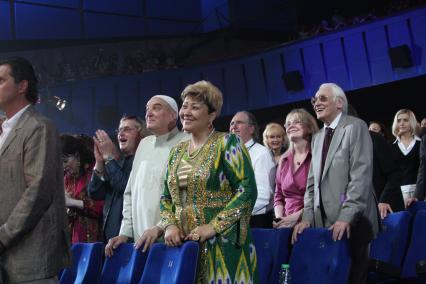 Диск128. Московский Международный кинофестиваль 2011 год ММКФ 2011. На снимке (слева направо): первый ряд - актер Петренко Алексей, его жена Расулова Азима, второй ряд -  актриса Белохвостикова Наталия и режиссер Наумов Владимир