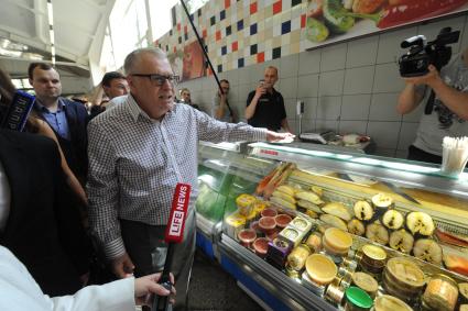 Москва. Лидер ЛДПР Владимир Жириновский во время внеплановой проверки качества продаваемой продукции на Дорогомиловском рынке.