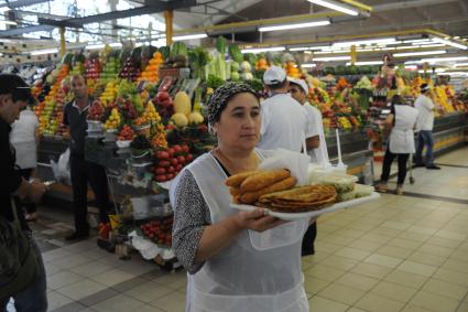 Москва. Женщина разносит еду для продавцов на Дорогомиловском рынке.