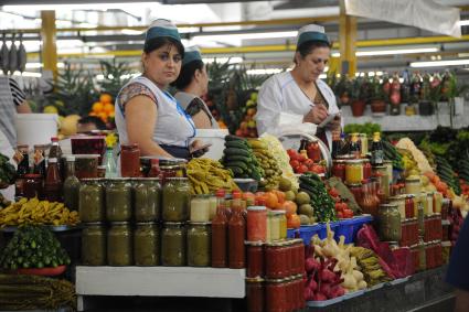 Москва. Продавщицы за прилавком с соленьями на Дорогомиловском рынке.