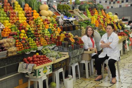 Москва. Продавщицы у прилавка с фруктами и овощами на Дорогомиловском рынке.