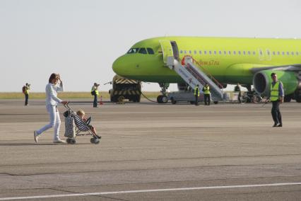 Барнаул. Самолет Airbus A320 российской авиакомпании S7 Airlines во время технического обслуживания на взлетно-посадочной полосе барнаульского аэропорта.