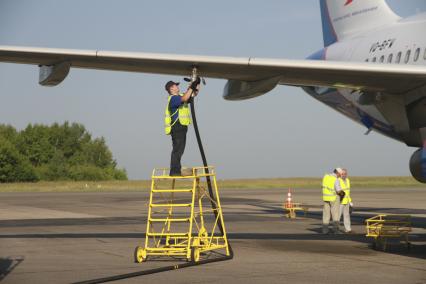 Барнаул. Заправка топливом самолета Airbus A320 российской авиакомпании Ural Airlines в барнаульском аэропорту.