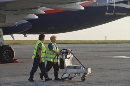 Барнаул. Уборка в самолете Airbus A320 российской авиакомпании `Аэрофлот` в барнаульском аэропорту.