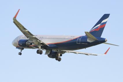 Барнаул. Самолет Airbus A320 российской авиакомпании `Аэрофлот` во время взлета в барнаульском аэропорту.