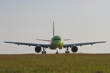 Барнаул. Самолет Airbus A320 российской авиакомпании S7 Airlines во время рулежки по взлетной полосе в барнаульском аэропорту.