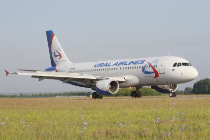 Барнаул. Самолет Airbus A320 российской авиакомпании Ural Airlines во время посадки в барнаульском аэропорту.