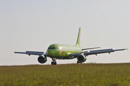 Барнаул. Самолет Airbus A320 российской авиакомпании S7 Airlines во время рулежки по взлетной полосе в барнаульском аэропорту.