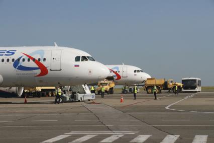 Барнаул. Самолеты Airbus A320 российской авиакомпании Ural Airlines во время технического обслуживания на взлетной полосе в барнаульском аэропорту.