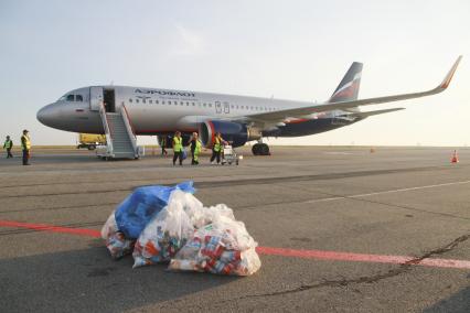 Барнаул. Уборка в самолете Airbus A320 российской авиакомпании `Аэрофлот` в барнаульском аэропорту.