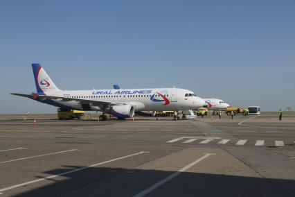 Барнаул. Самолет Airbus A320 российской авиакомпании Ural Airlines на взлетной полосе в барнаульском аэропорту.