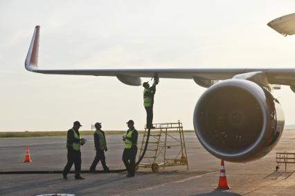 Барнаул. Заправка топливом самолета Airbus A320 российской авиакомпании `Аэрофлот` в барнаульском аэропорту.