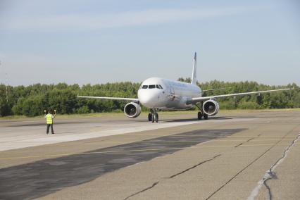 Барнаул. Самолет Airbus A321 российской авиакомпании Ural Airlines во время рулежки по взлетной полосе в барнаульском аэропорту.