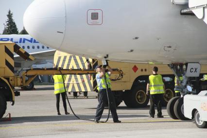 Барнаул. Техническое обслуживание самолета Airbus A320 российской авиакомпании Ural Airlines в барнаульском аэропорту.