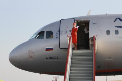 Барнаул. Пассажиры выходят из самолета Airbus A320 российской авиакомпании `Аэрофлот` в барнаульском аэропорту.