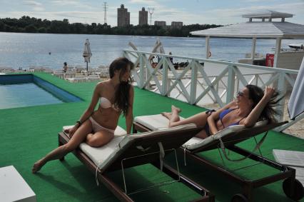 Москва. Девушки загорают на пляже Beach club.