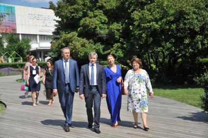 Москва. Руководитель Департамента культуры г.Москвы Александр Кибовский (второй слева) и директор парка искусств `Музеон` Елена Тюняева (вторая справа) во время посещения Московского Международного фестиваля Садов и Цветов в парке `Музеон`.