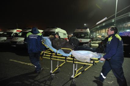 Московская область. 24 января 2011 г. Врачи скорой помощи эвакуируют пострадавшего в результате взрыва в аэропорту Домодедово.