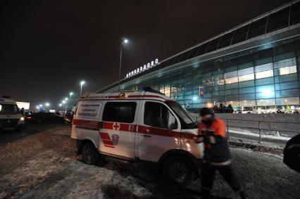 Московская область. Автомобиль Скорой помощи у аэропорта Домодедово, где 24 января 2011 произошел взрыв.