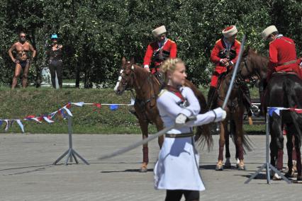 Москва. Выступление `Кремлевской школы верховой езды` в парке Коломенское.