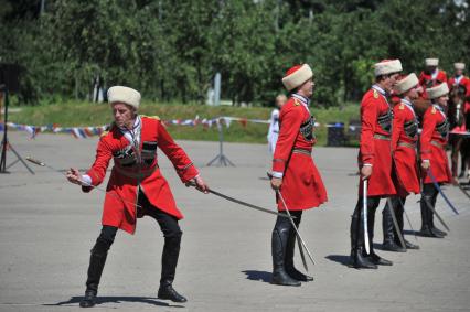 Москва. Выступление `Кремлевской школы верховой езды` в парке Коломенское.