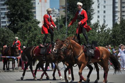 Москва. Выступление `Кремлевской школы верховой езды` в парке Коломенское.