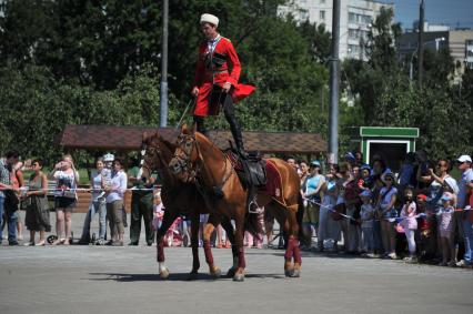 Москва. Выступление `Кремлевской школы верховой езды` в парке Коломенское.