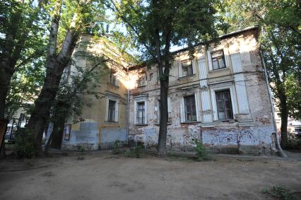 Москва. Палаты Голицыных в Кривоколенном переулке, 10. Построены в XVII веке, сейчас - старейший жилой дом Москвы.