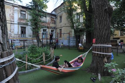 Москва. Палаты Голицыных в Кривоколенном переулке, 10. Построены в XVII веке, сейчас - старейший жилой дом Москвы.