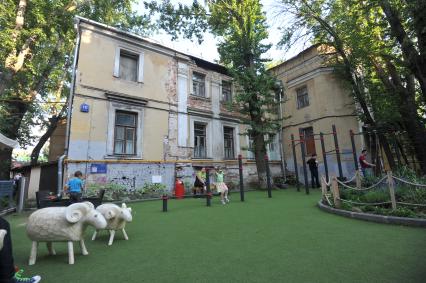 Москва. Палаты Голицыных в Кривоколенном переулке, 10. Построены в XVII веке, сейчас - старейший жилой дом Москвы.