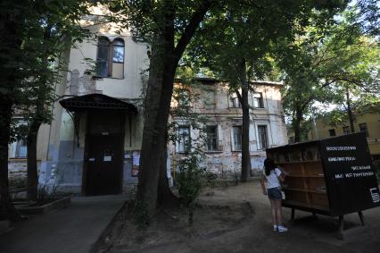 Москва. Палаты Голицыных в Кривоколенном переулке, 10. Построены в XVII веке, сейчас - старейший жилой дом Москвы.