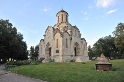 Москва. Спасский собор Спасо-Андроникова монастыря (Андроньевский проезд, 10). Построен в период с 1420 по 1425 год. Самый старый храм и самое древнее сохранившееся здание Москвы.