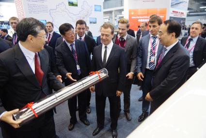 премьер-министр Дмитрий Медведев получает в подарок макет китайского высокоскоростного электропоезда, во время обхода выставки \"Иннопром - 2015\" в павильоне Екатеринбург-ЭКСПО. Екатеринбург