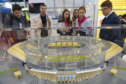 Посетители у макета центрального стадиона Екатеринбурга, готовящегося к чемпионату мира по футболу в 2018г. на выставке \"Иннопром - 2015\" в павильоне EXPO. Екатеринбург
