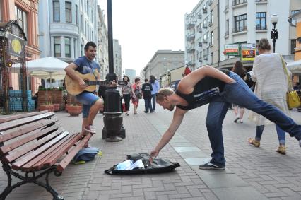 Москва. На Старом Арбате прошла акция протеста уличных музыкантов.
 Корреспондент `Комсомольской правды` Рогоза Александр в роле уличного музыканта.