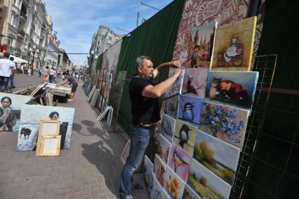 Уличных  художников хотят выгнать с улиц Москвы. Продажа картин на Старом Арбате.