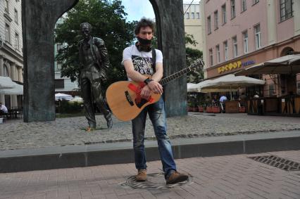 Москва. На Старом Арбате прошла акция протеста уличных музыкантов.
Артист заклеил рот в знак несогласия с действиями полиции.