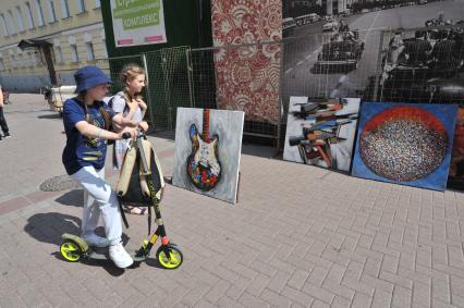 Уличных  художников хотят выгнать с улиц Москвы.  Продажа картин на Старом Арбате.