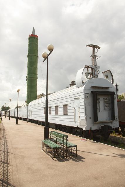 Санкт-Петербург. Боевой железнодорожный ракетный комплекс (БЖРК) 15П961 `Молодец` с межконтинентальной баллистической ракетой (МБЛ) 15Ж61 (РТ-23 УТТХ) в музее железнодорожной техники.