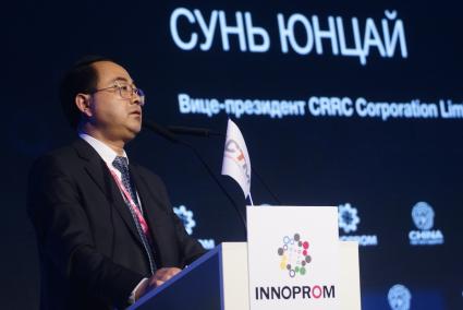 Сунь Юнцай - вие-президент crrc corporation limited  во время обсуждения создания высокоскоростной магистрали \"Москва-Пекин\" на выставке \"Иннопром - 2015\" . Екатеринбург