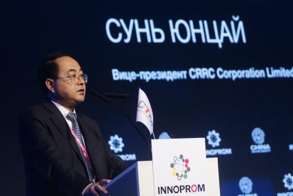 Сунь Юнцай - вие-президент crrc corporation limited  во время обсуждения создания высокоскоростной магистрали \"Москва-Пекин\" на выставке \"Иннопром - 2015\" . Екатеринбург