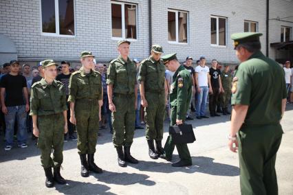 Ставрополь. Осмотр внешнего вида новобранцев перед отправкой в научную роту.