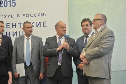 Москва. Лидер КПРФ Геннадий Зюганов (в центре) и руководитель фракции ЛДПР в Государственной Думе РФ Владимир Жириновский (справа) во время открытия выставки `Год литературы в России: парламентские страницы` в Госдуме РФ.