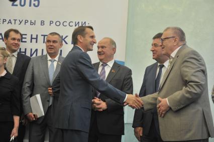 Москва. Спикер Госдумы РФ Сергей Нарышкин (третий слева ), лидер КПРФ Геннадий Зюганов (четвертый слева) и руководитель фракции ЛДПР в Государственной Думе РФ Владимир Жириновский (справа) во время открытия выставки `Год литературы в России: парламентские страницы` в Госдуме РФ.