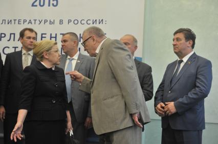 Москва. Председатель комитета Государственной Думы РФ по вопросам семьи, женщин и детей Елена Мизулина и руководитель фракции ЛДПР в Государственной Думе РФ Владимир Жириновский (второй слева) во время открытия выставки `Год литературы в России: парламентские страницы` в Госдуме РФ.